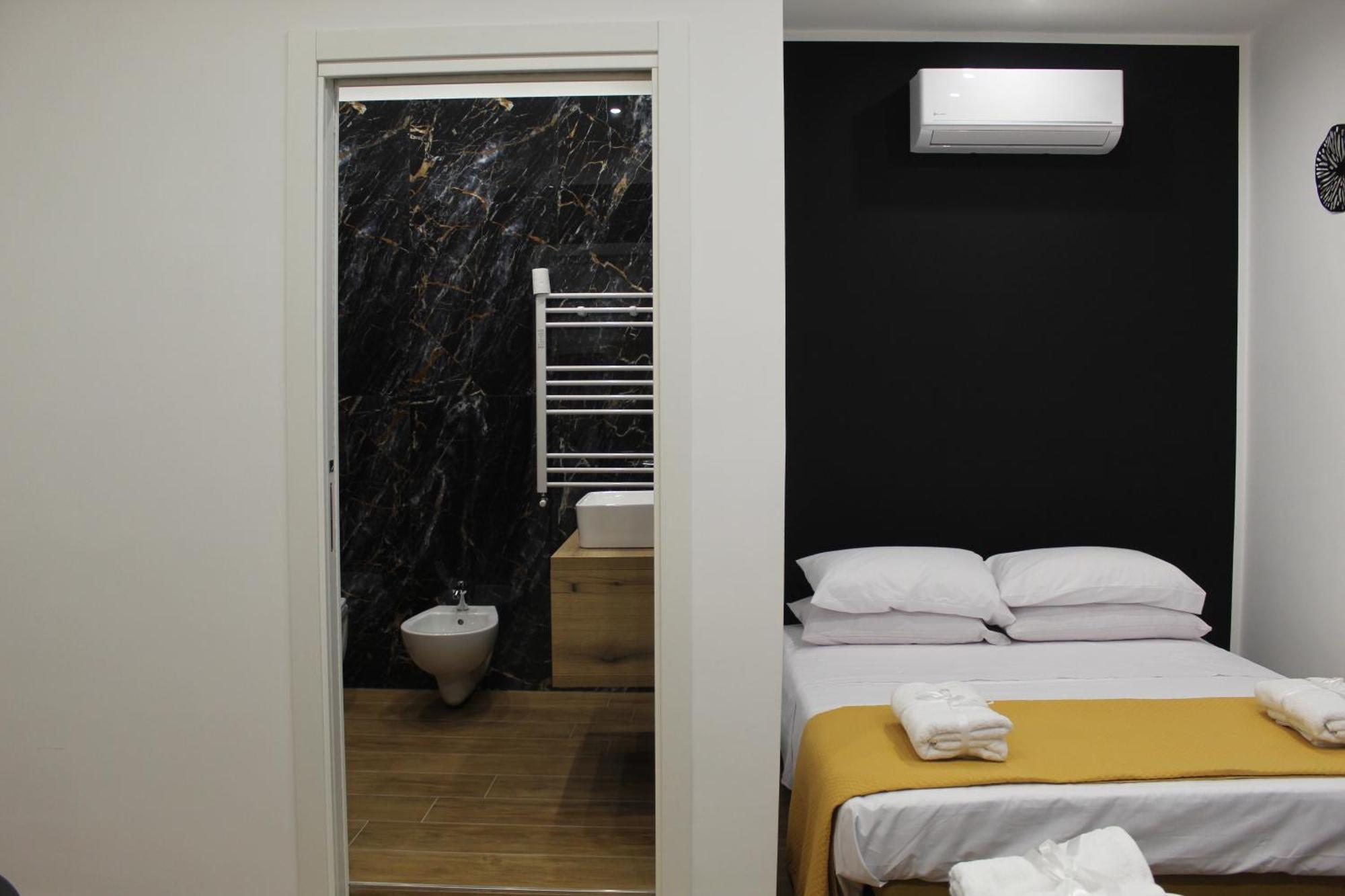 Blackwoody Contemporary Rooms - Napoli Centro Storico Kültér fotó
